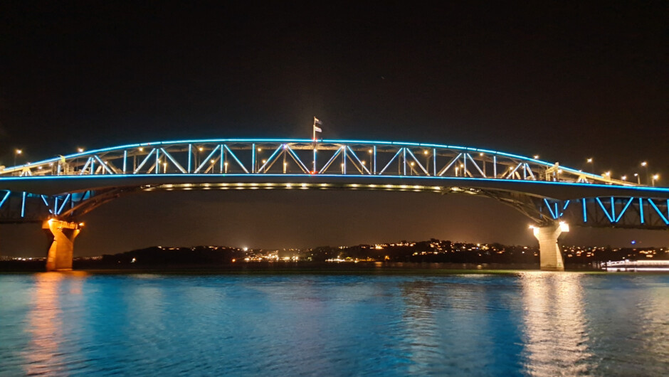 Auckland Harbour Bridge at night
