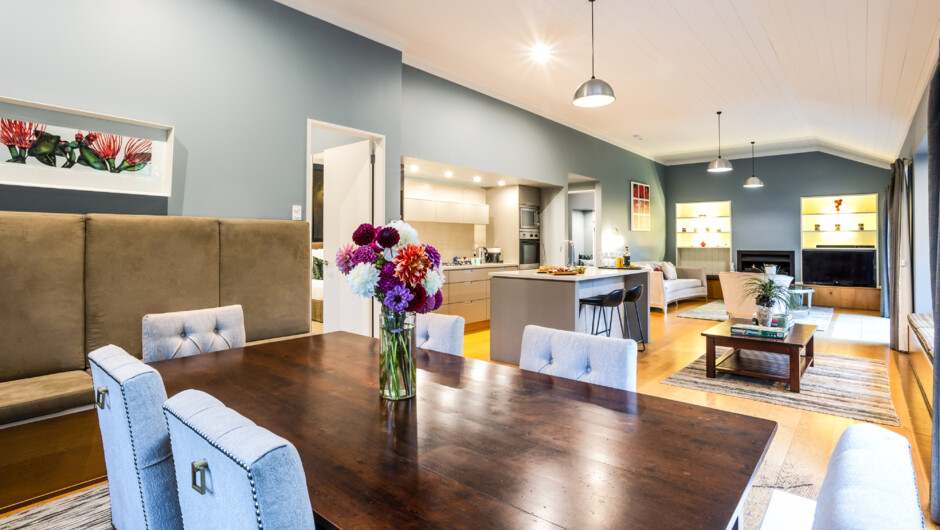 Woodland Villa- sleeps 4, 2 Bedroom, 2 Bathrooms (one ensuite), laundry, fully equipped kitchen, outdoor hot tub &amp; a spa bath.