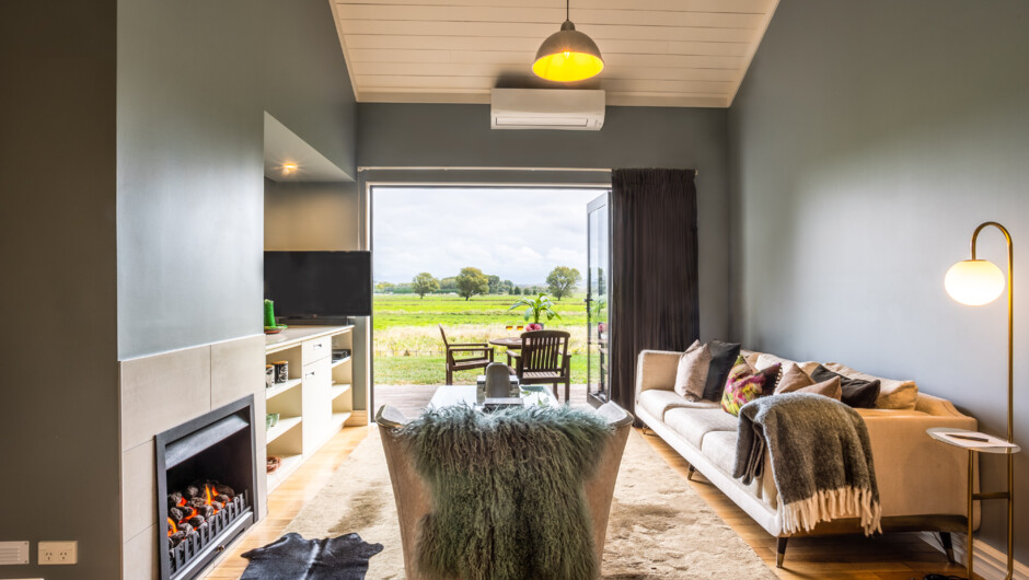 Winemakers Cottage - sleeps 2, One Bedroom, spa bath, kitchenette, nespresso coffee machine, private deck, gas fireplace.