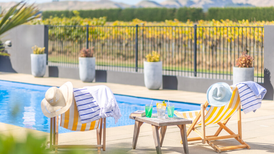 Swimming pool along with other leisure facilities such as hot tub, tennis court, pétanque court, outdoor dining.