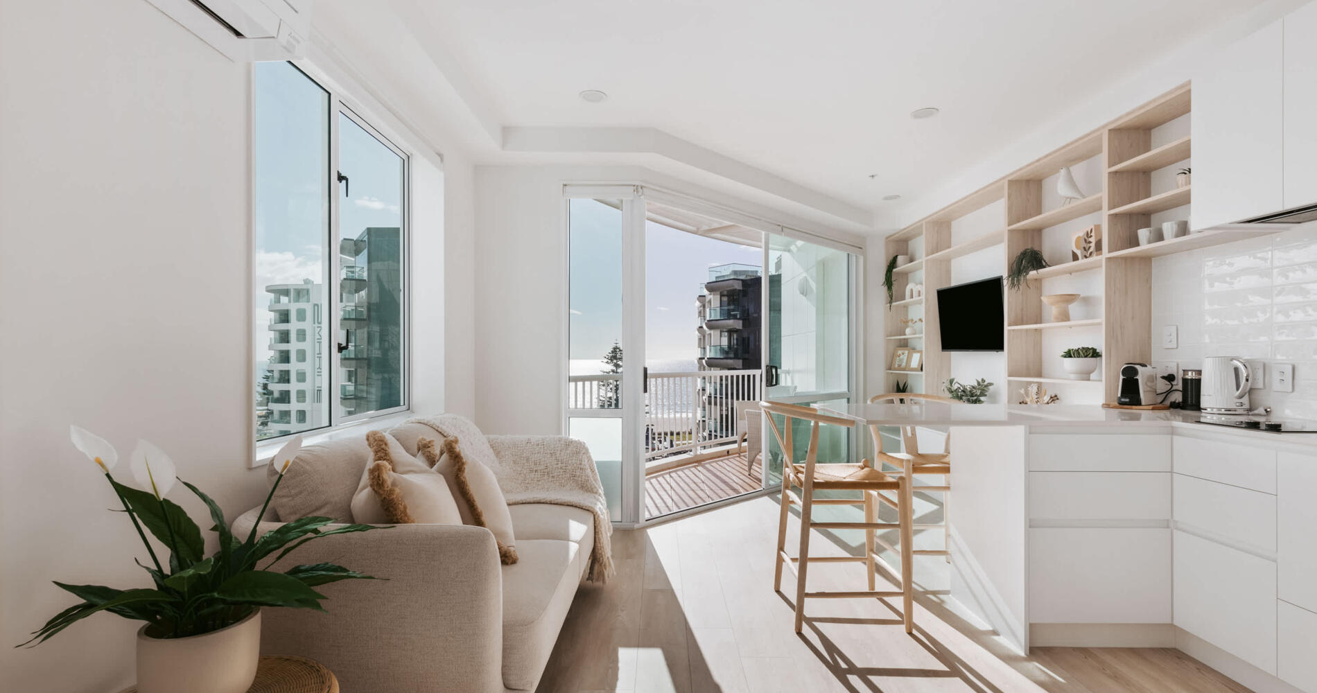 High Rise Luxury Studio, Views & Pool - Five Star Focused ...