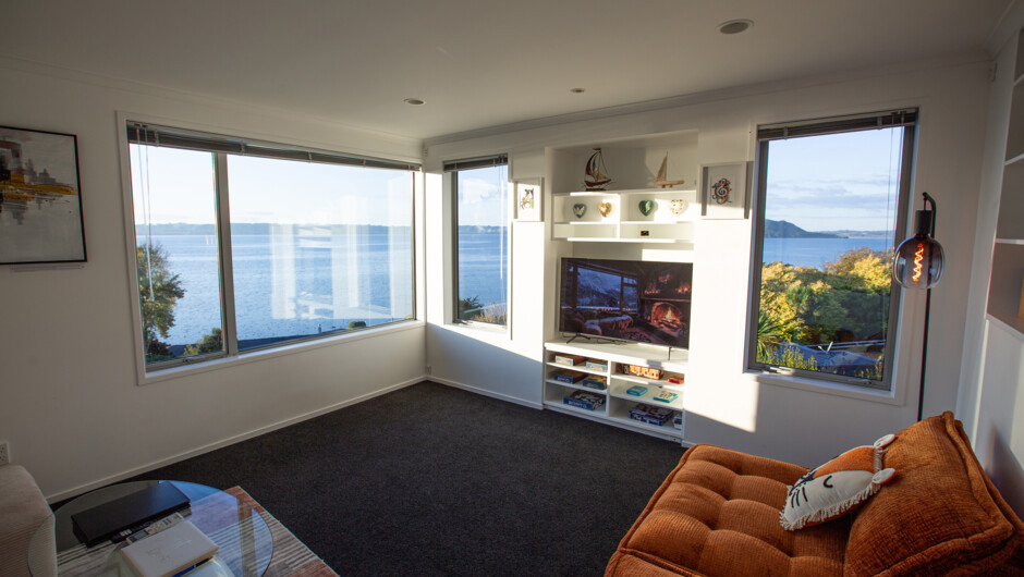 在这里，远离喧嚣，感受罗托鲁瓦湖的静谧，将心灵沉浸于大自然的怀抱，享受内心的宁静与平衡。