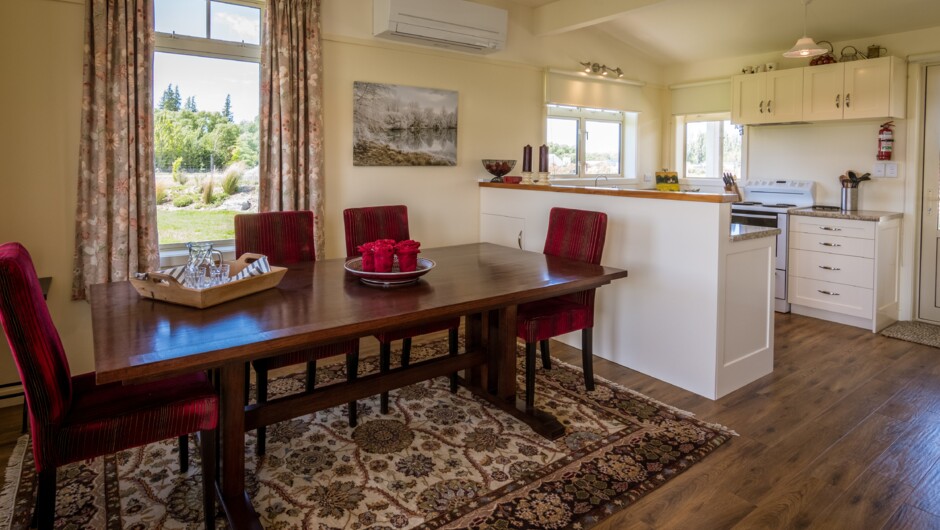 Kahu Cottage- dinning &amp; full-size kitchen