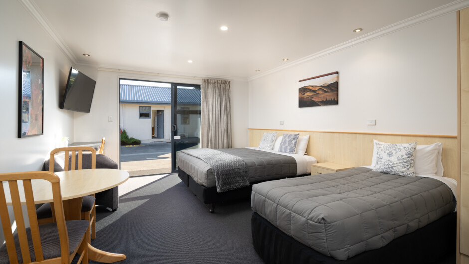 Executive Studio - Spacious Room with King &amp; Single Bed, Air Conditioning, Electric blankets, Ensuite Bathroom, Private Patio. Kitchenette with stovetop, fridge, microwave. Flat Screen TV with SKY channels.