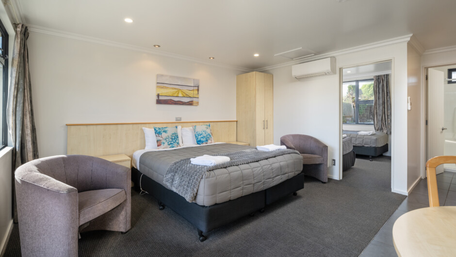 One Bedroom Unit - King &amp; Two Single Beds, Air Conditioning, Electric blankets, Ensuite Bathroom, Private Patio. Kitchenette with stovetop, fridge, microwave. Flat Screen TV with SKY channels.