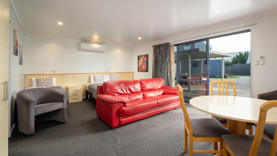 Family Room- King &amp; Two Single Beds, air conditioning, electric blankets, ensuite bathroom, private patio. kitchenette with stovetop, fridge, microwave. flat screen TV with SKY channels.