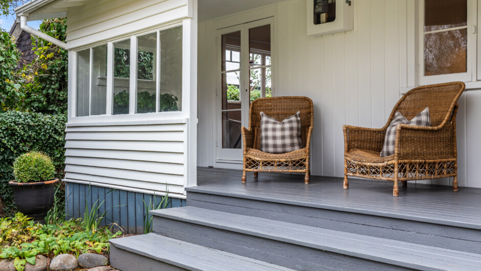 Caddis Lodge - Front Veranda