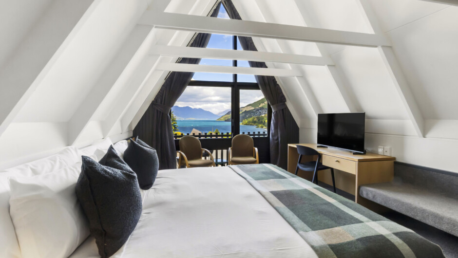 Superior Split King Chalet with Lake Views