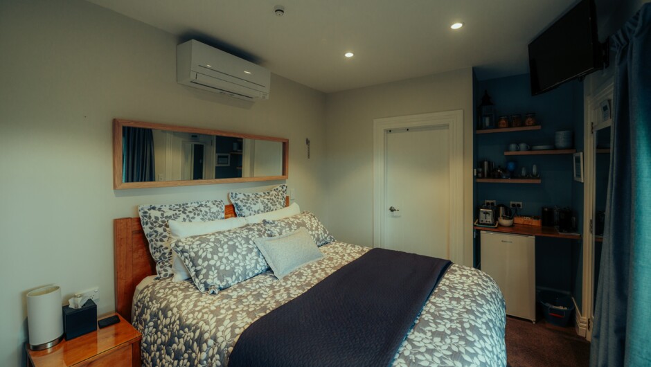 The Mangateitei Suite has the same comfort levels of the other suites, but is available for one night stays.  Access is shared with the Mangawhero Suite.