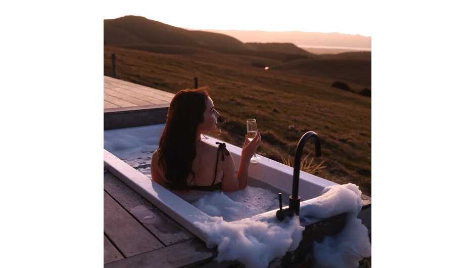 Daisy Bank Hutt outdoor bath