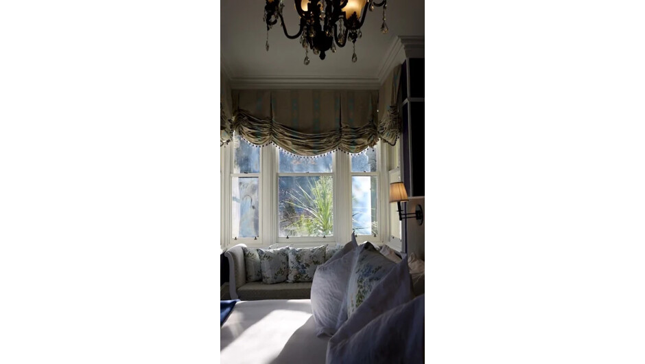 Enjoy the videos and music that you love, upload original content and share it all with friends, family and the world on YouTube.