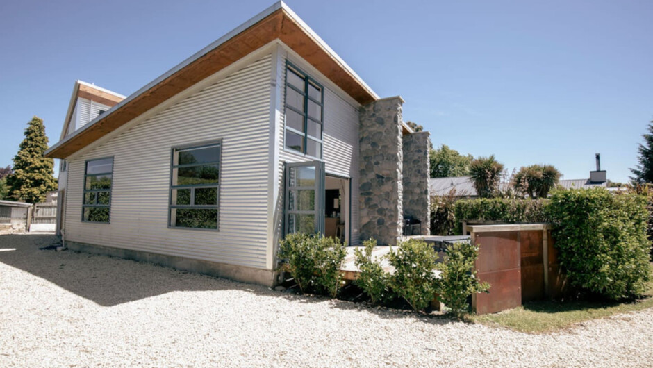 Spacious Mt Hutt Ski &amp; Summer Lodge in Methven with Spa