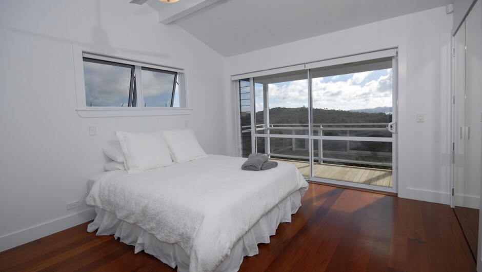 Breathtaking views over the Bay of Islands from the Balcony. Spectacular sunrises.