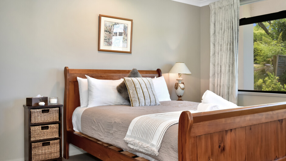 Main bedroom queen bed