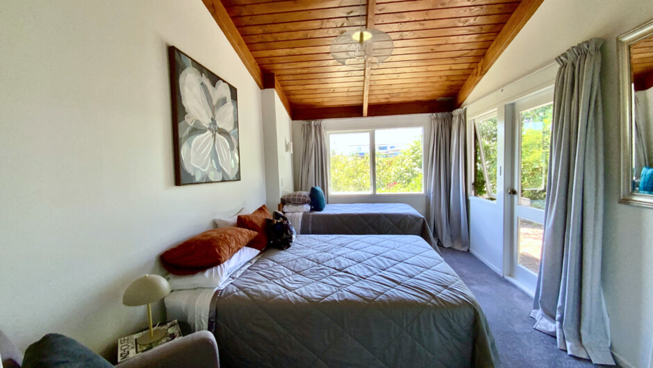 Queen Bedroom &amp; Additional KIng Single