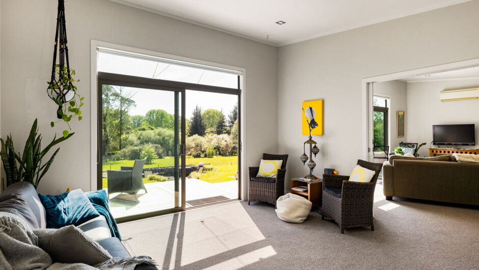 Second Lounge  - pull out couch into double bed - large linen cupboard