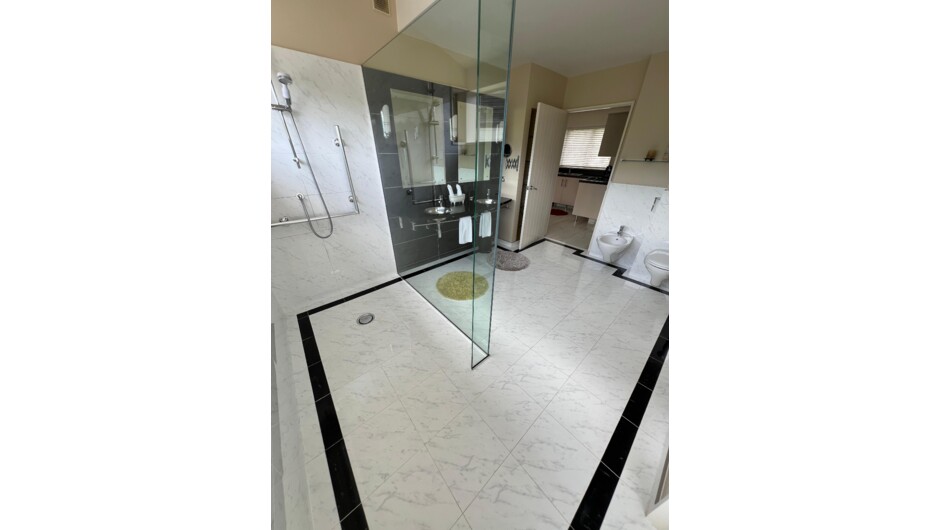 Alpine Spa Villa - Spacious Bathroom