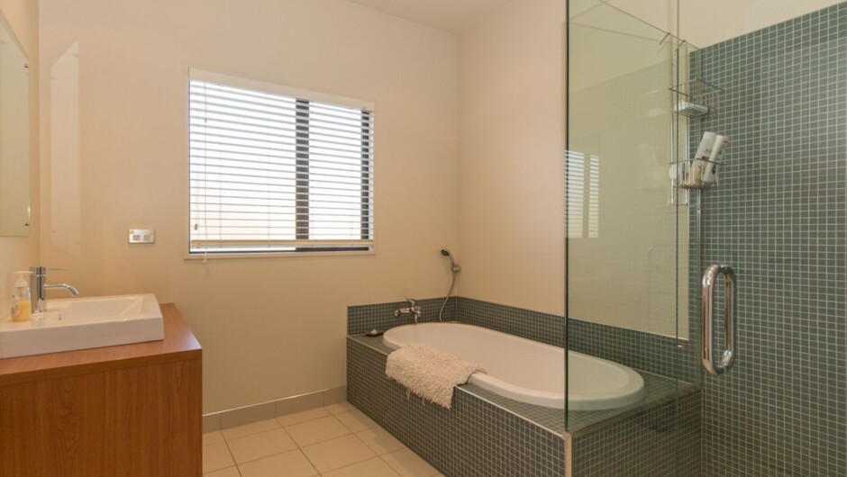 Modern Lake Haven - Wānaka Holiday Home