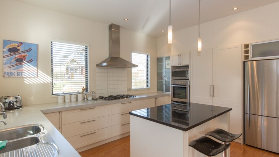 Modern Lake Haven - Wānaka Holiday Home
