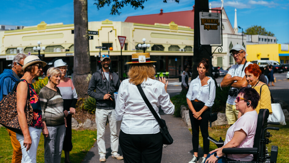 Walking Tour in Memorial Square