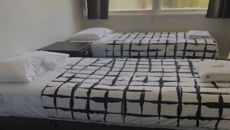 Basic twin room| with a private bathroom and shared kitchen access.