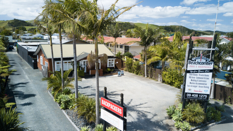 Front entrance to Beachcomber Lodge and Backpackers