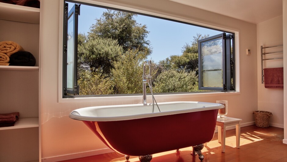 Bath suspended in the Kanuka