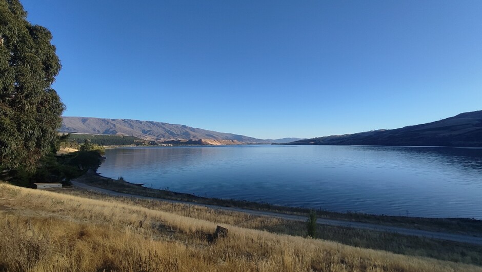Lake Dunstan unfiltered, blue sky and glassy lake