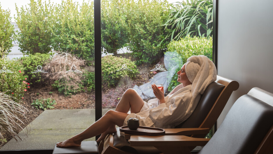 Enjoy a herbal tea in the relaxation lounge after your rasul treatment.