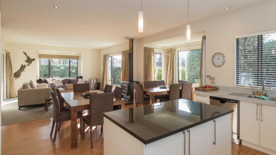 Modern Lake Haven - Wānaka Holiday Home