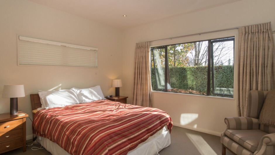 Modern Lake Haven - Wānaka Holiday Home