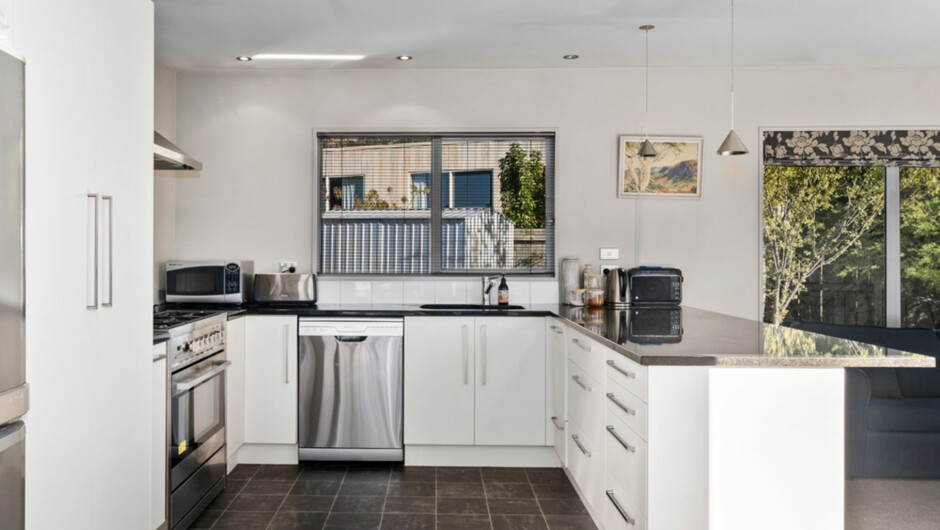 Hikuwai Family Retreat - Albert Town Holiday Home