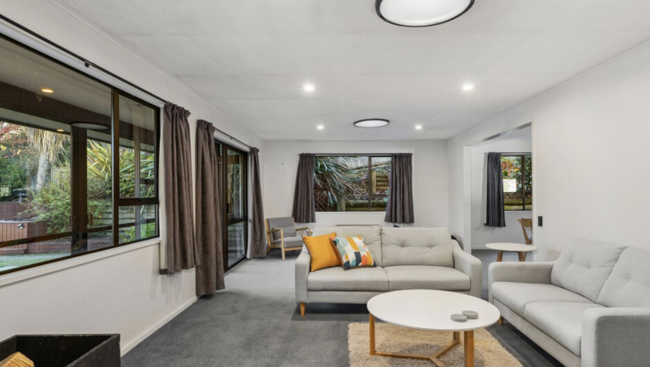 Lake Stroll Charm - Wānaka Holiday Home