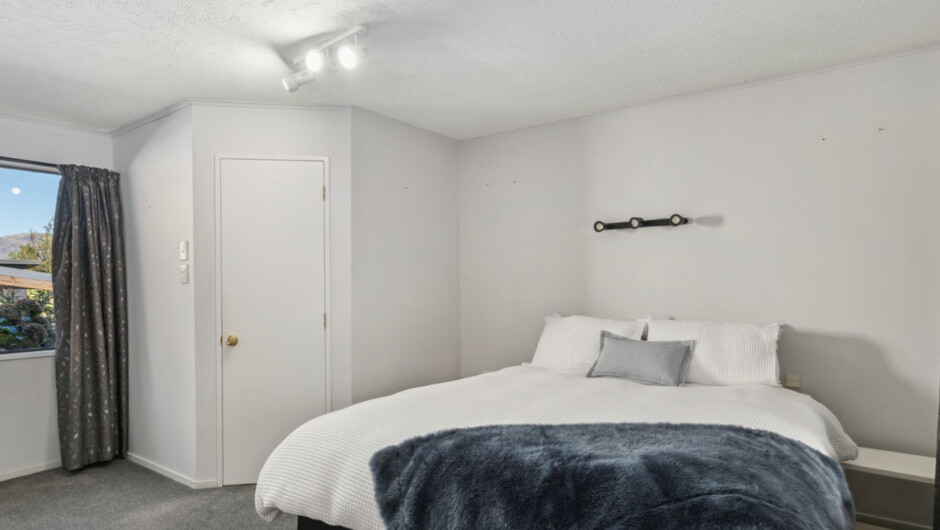 Lake Stroll Charm - Wānaka Holiday Home