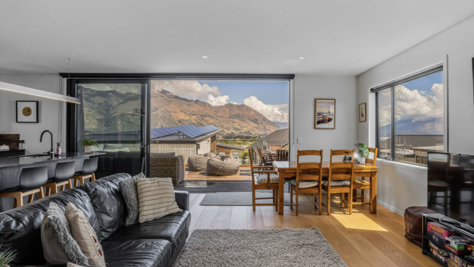 Peak Retreat - Wānaka Holiday Home