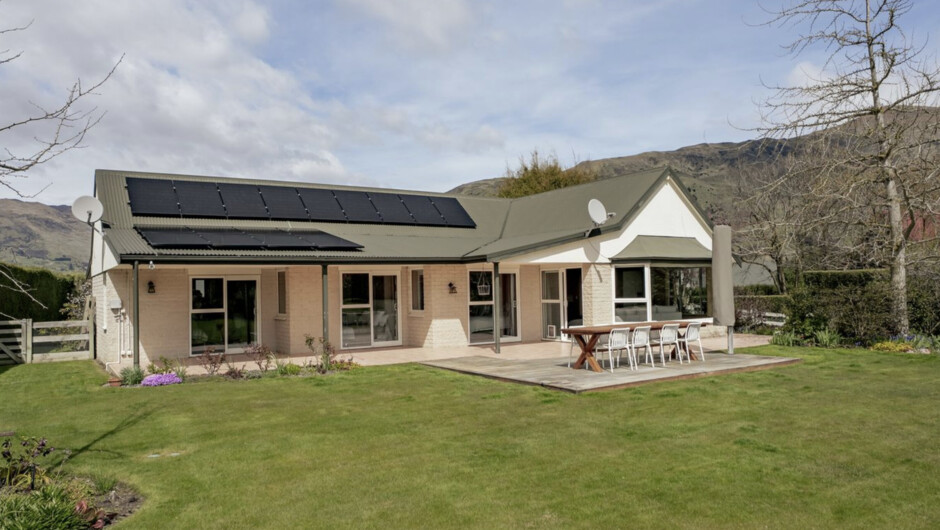 Alpine Meadow Haven - Wānaka Holiday Home