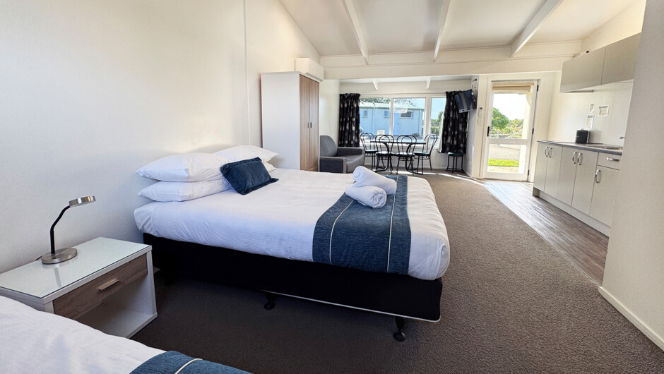 Queen-size and single beds