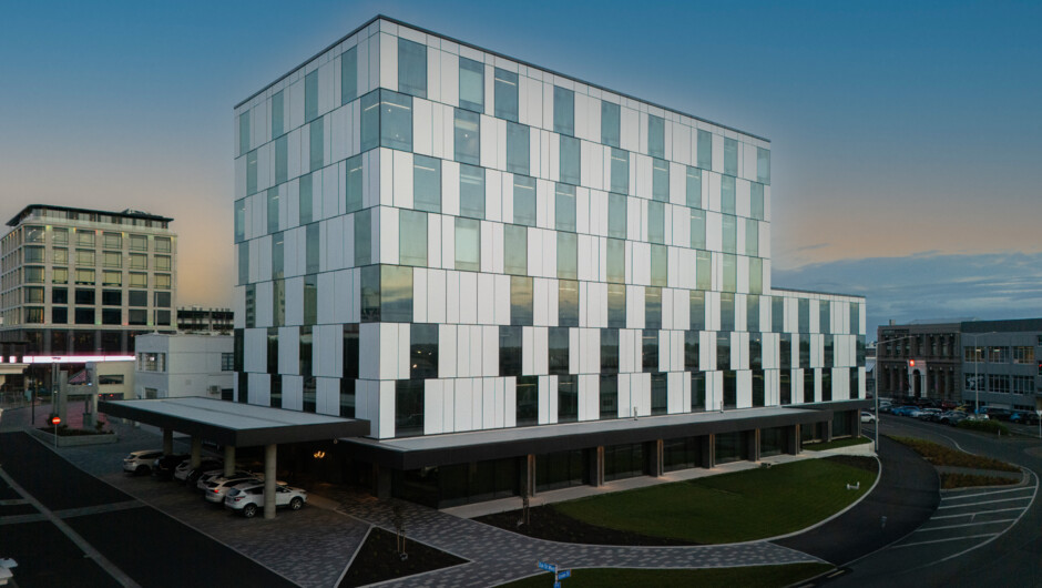 Distinction Invercargill Hotel exterior at dusk