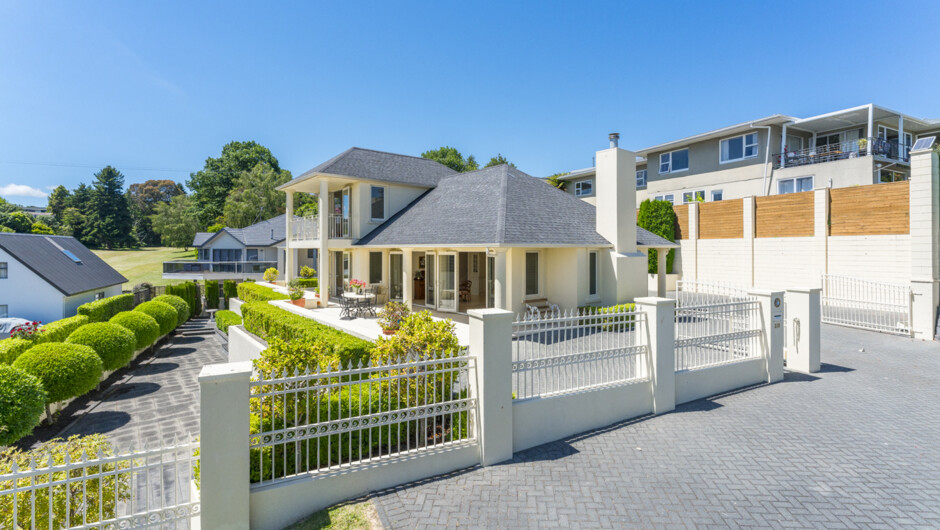 2 Mile Lakehouse