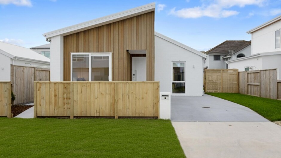 Perfect Papamoa Beach Bach