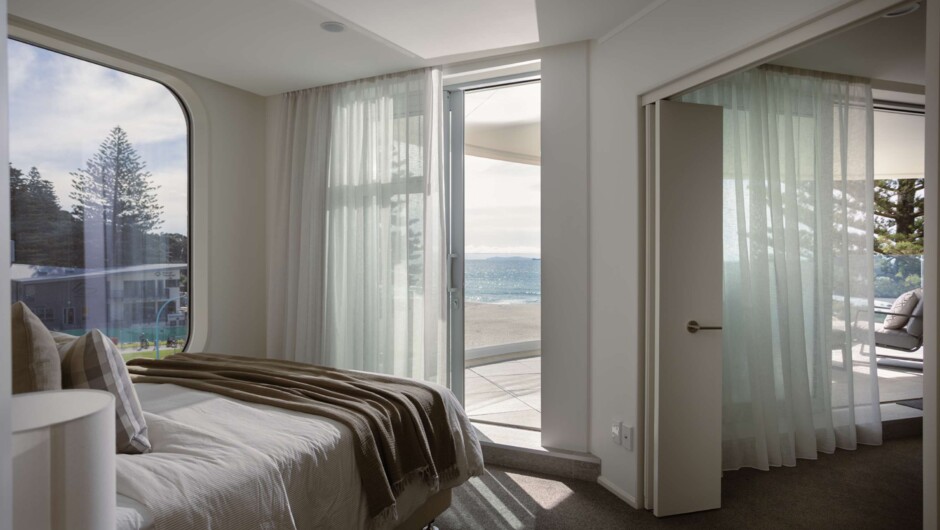 Singles/King Bedroom