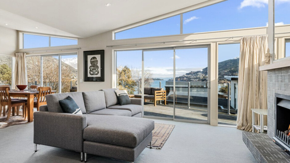 Lake Views on Yewlett - Queenstown Holiday Home