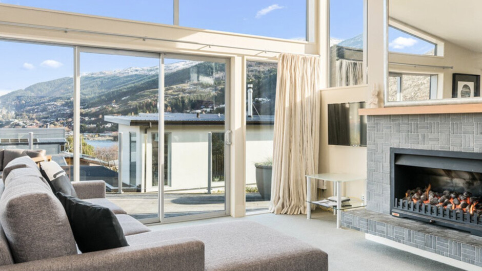 Lake Views on Yewlett - Queenstown Holiday Home