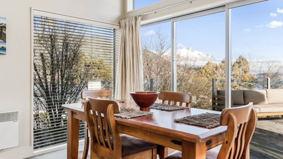 Lake Views on Yewlett - Queenstown Holiday Home
