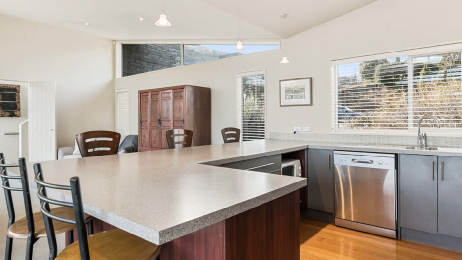 Lake Views on Yewlett - Queenstown Holiday Home