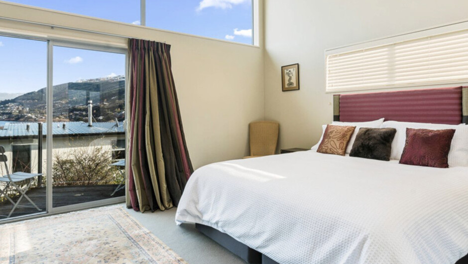 Lake Views on Yewlett - Queenstown Holiday Home