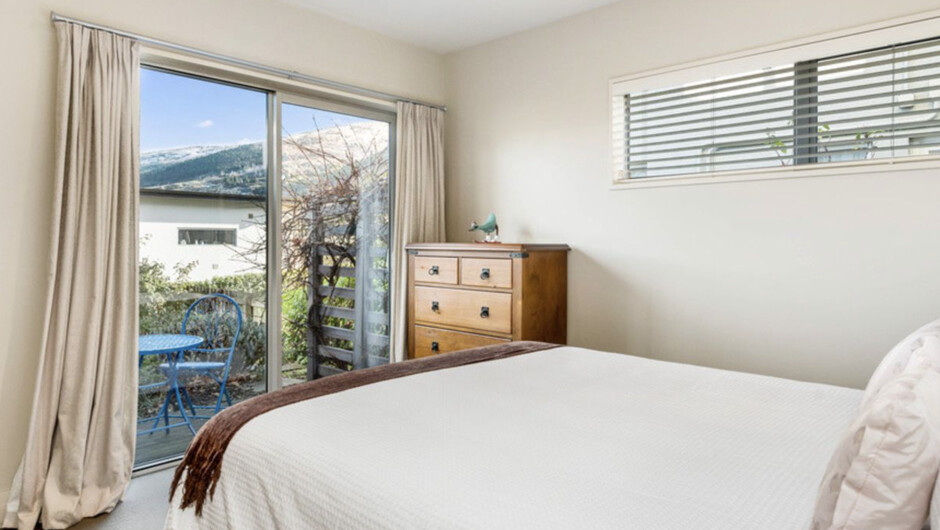 Lake Views on Yewlett - Queenstown Holiday Home