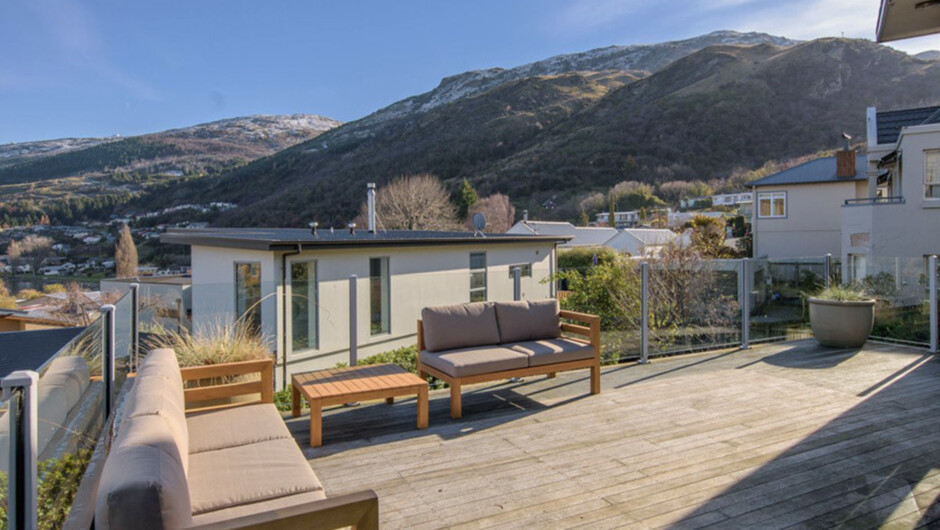Lake Views on Yewlett - Queenstown Holiday Home