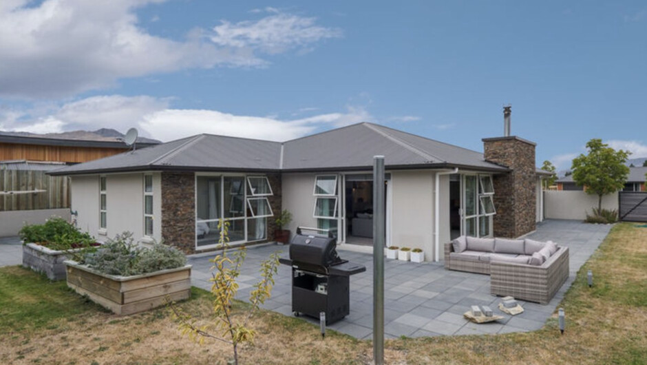 Maison de Maude - Lake Hāwea Holiday Home