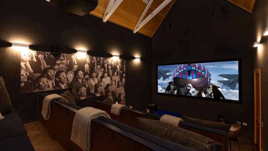 Private cinema and executive presentation space, ideal for meetings, retreats, film nights and immersive guest experiences.